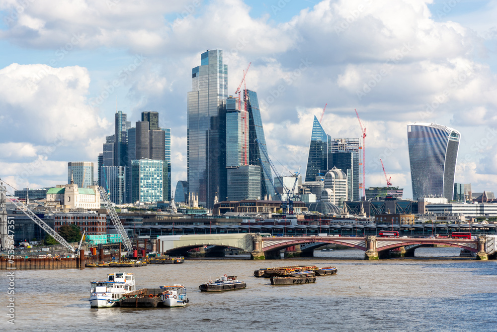 Fototapeta premium Buildings on the River Thames in London, beautiful cityscape