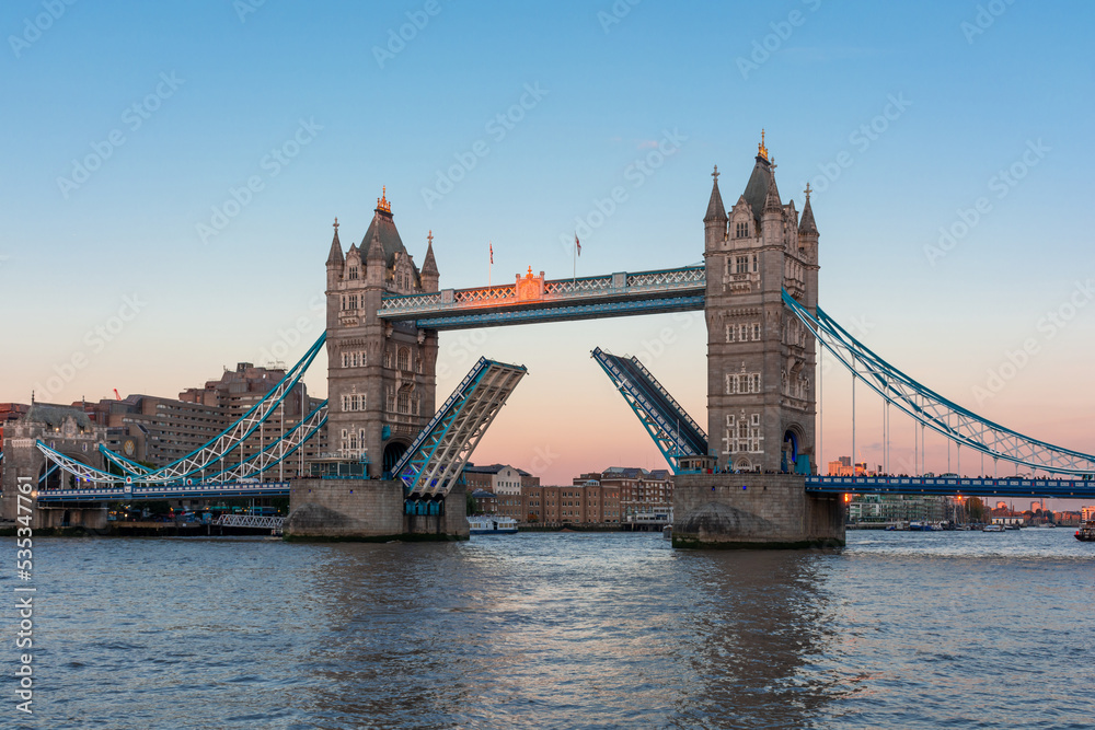 Obraz premium Tower bridge against the background of the evening sky, beautiful cityscape
