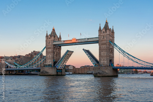 Tower bridge against the background of the evening sky  beautiful cityscape