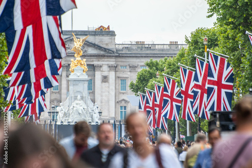 Fotografia LONDON, ENGLAND- 2 June 2022: People gathered outside Buckingham Palace for the