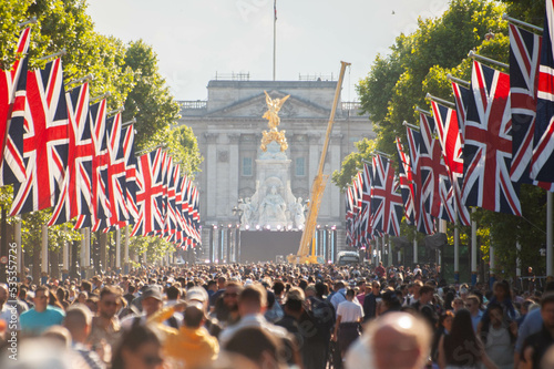 Fotografiet LONDON, ENGLAND- 2 June 2022: People gathered on the mall for the Queen's Platin