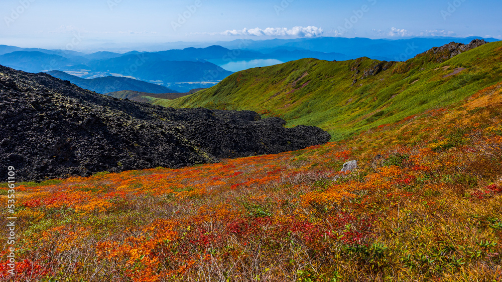 秋田駒ヶ岳　溶岩と紅葉　絶景