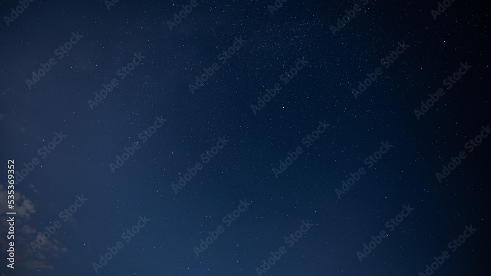 秋の夜空に広がる星空と海の風景 秋の夜空に広がる星空と海の風景