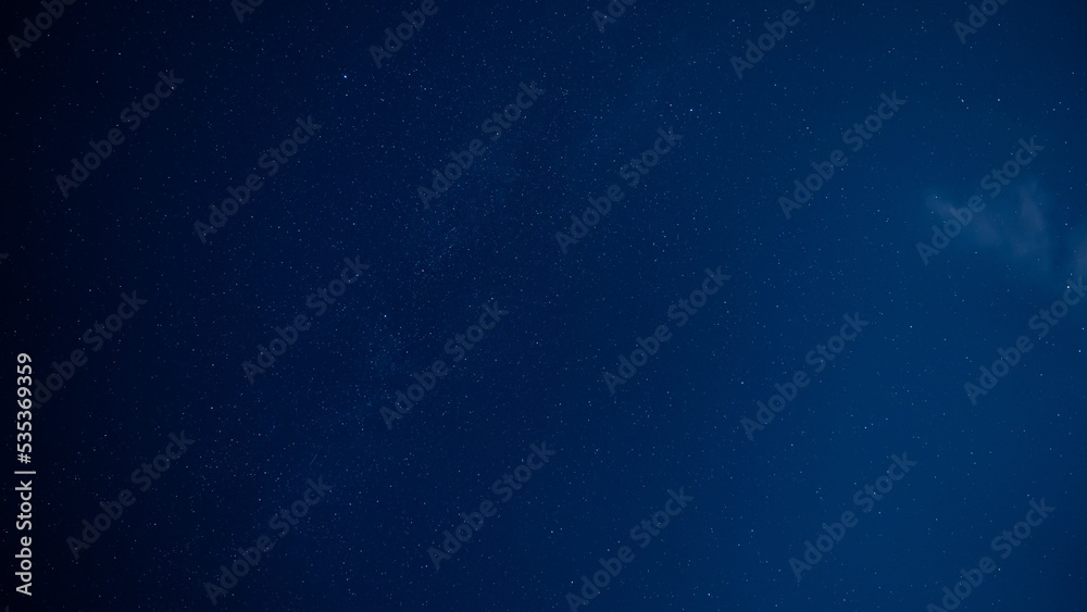Fototapeta premium 秋の夜空に広がる星空と海の風景