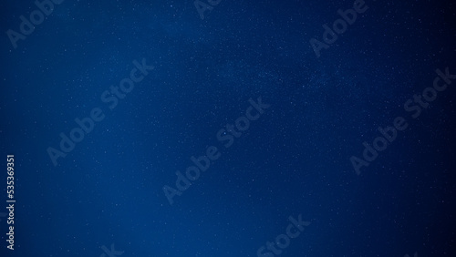 秋の夜空に広がる星空と海の風景