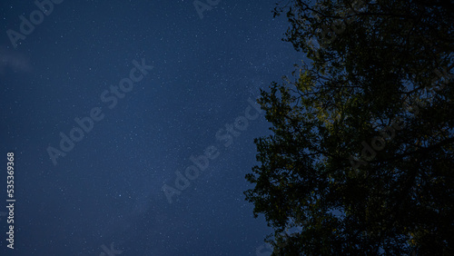 秋の夜空に広がる星空と海の風景