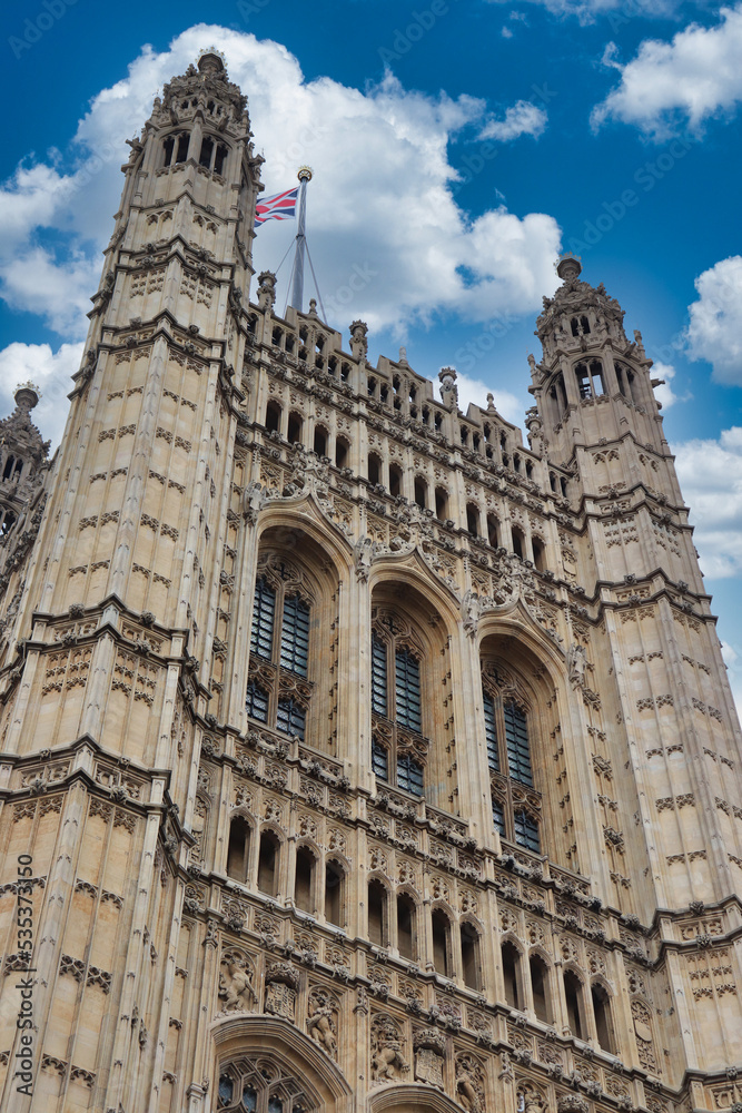 Fototapeta premium tower of westminster abbey in sunny day