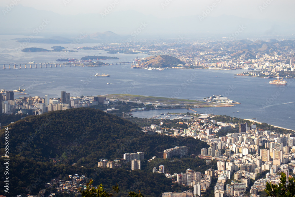 Vista do aeroporto de Santos Dumont, baía de Guanabara e as cidades do Rio de Janeiro e Niterói.