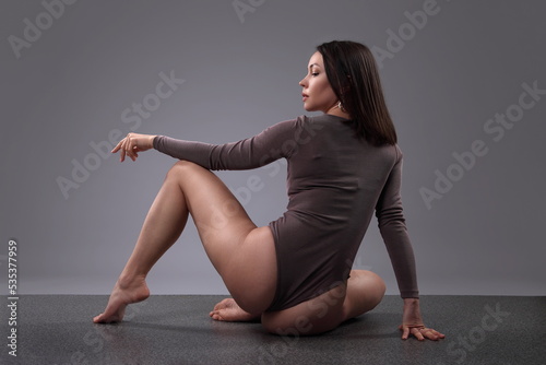 Valokuva beauty woman with slender body