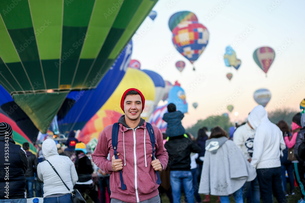 Obraz premium hombre viajero visitando feria internacional del globo aerostatico o fig en leon guanajuato mexico