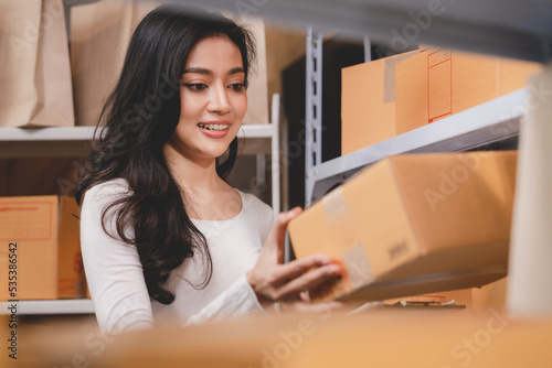 Asian woman e-business entr...
