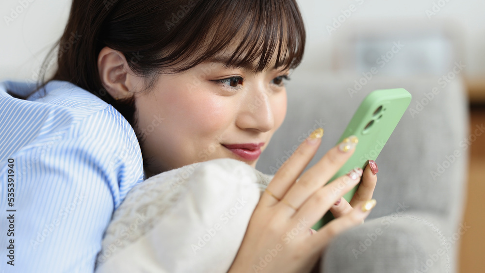 スマートフォンを見る若い女性 スマートフォンを見る若い女性