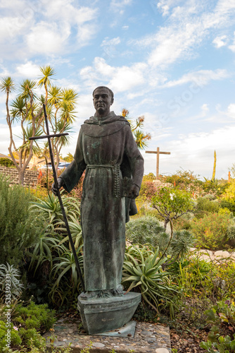 фотографія Stone carving of Junipero Serra, The Carmel Mission Basilica, the mission of San