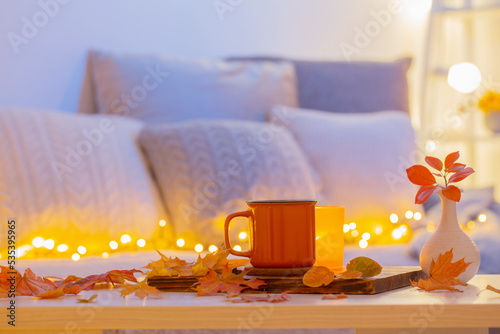 Billede på lærred cup of tea and  autumnal leaves in cozy interior