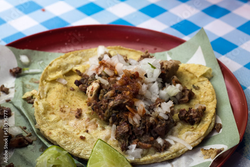 Taco callejero de barbacoa de borrego photo