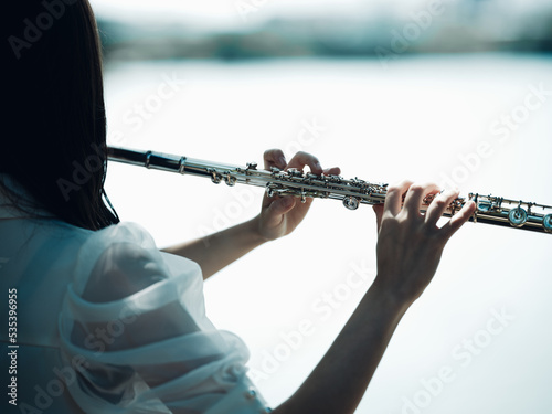 女性フルート奏者の後ろ姿