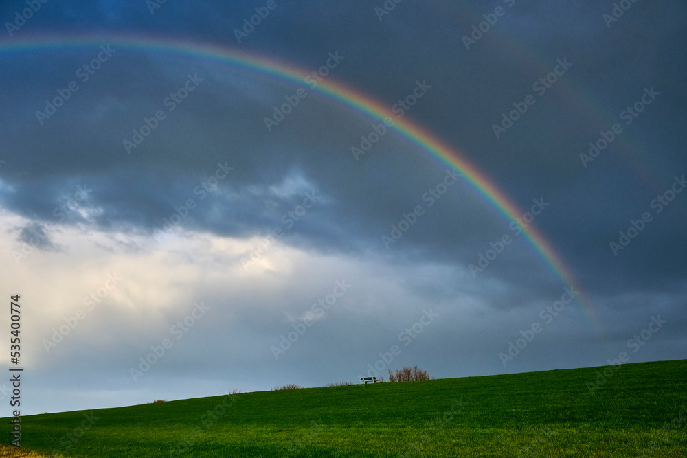 Regenbogen über der Deichanlage von Spieka-Neufeld an der Wurster Nordseeküste. Regenbogen über der Deichanlage von Spieka-Neufeld an der Wurster Nordseeküste.