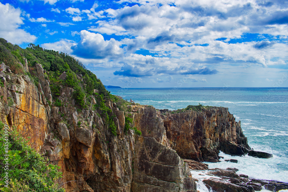 Fototapeta premium 青空と断崖絶壁の海岸