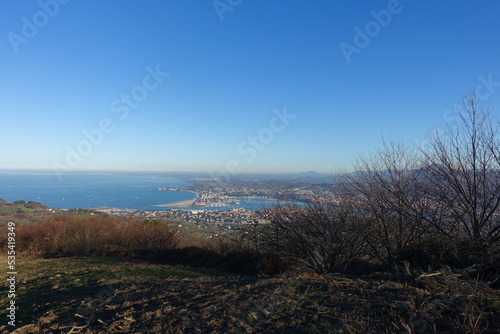 Vue sur Fontarrabie, Hendaye, la baie de Txingudi, et le littoral basque depuis les hauteurs du mont Jaizquibel photo