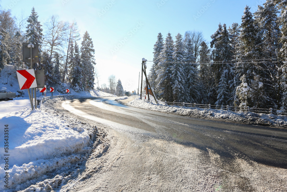 Φωτογραφία SKOMIELNA BIALA, POLAND - JANUARY 18, 2021: Snow and mud by the road in winter