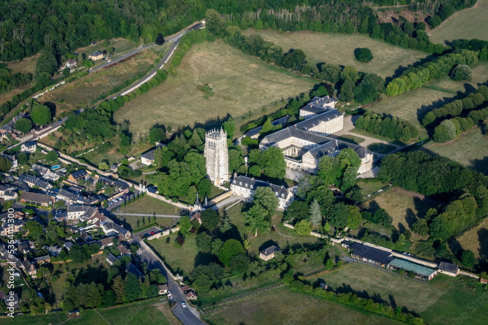 vue aérienne de l'abbaye du Bec Helouin dans l'Eure en France
