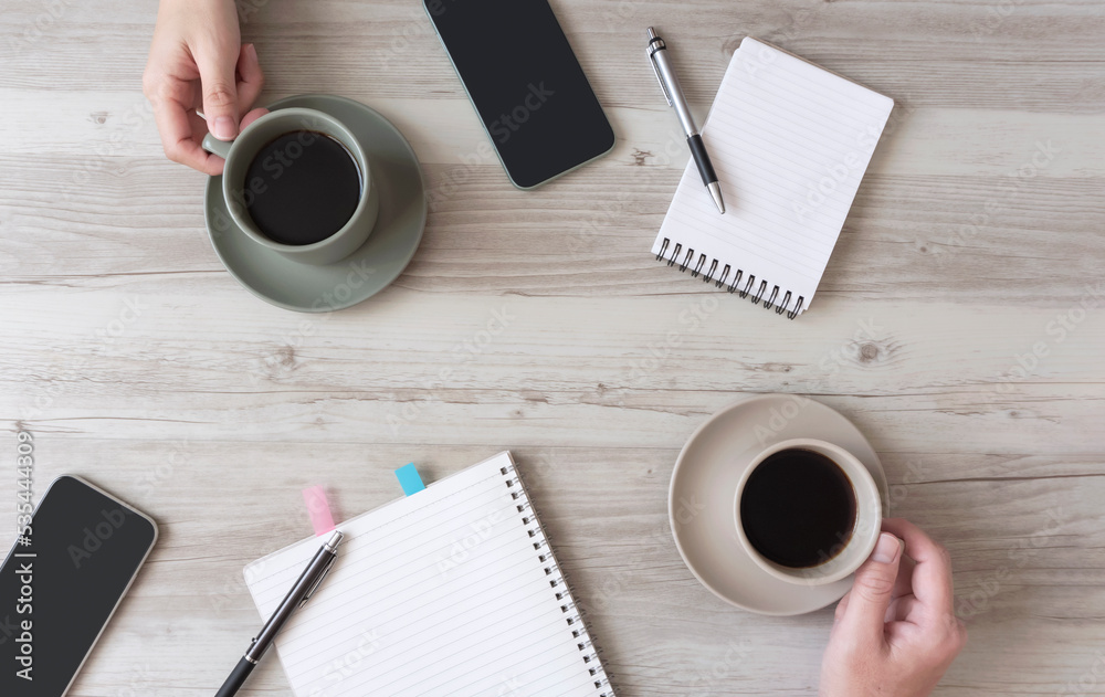 Two people drinking coffee at work. Chatting at work, coffee break, business communication, meeting etc. 仕事中にコーヒーを飲む二人。仕事中の談笑、コーヒーブレイク、ビジネスコミュニケーション、ミーティングなど Two people drinking coffee at work. Chatting at work, coffee break, business communication, meeting etc. 仕事中にコーヒーを飲む二人。仕事中の談笑、コーヒーブレイク、ビジネスコミュニケーション、ミーティングなど