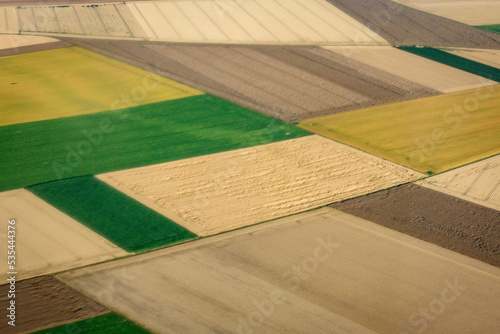 vue aérienne de champs dans la campagne à Crasville dans l'Eure en France