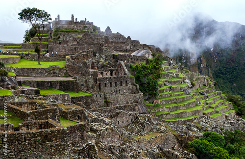 The ancient ruins of buildings and terraces at Machu Picchu which is a 15th-century Inca site located in the Sacred Valley of the Incas in Peru Fototapet