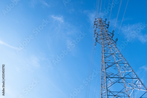 夏の青空と送電線の高い鉄塔