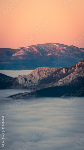 Amanecer en la montaña sobre la niebla