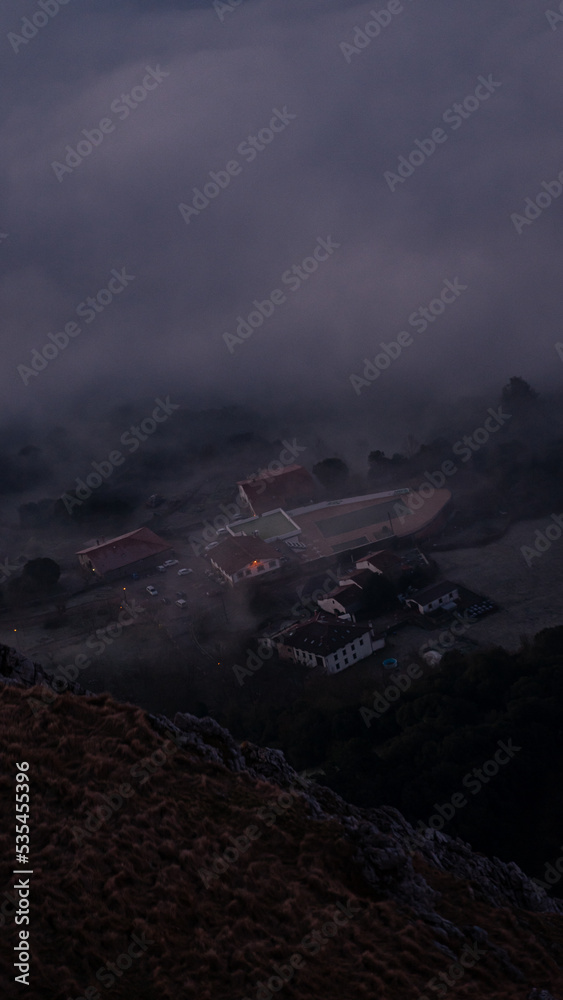 Fototapeta premium Amanecer en la montaña sobre la niebla
