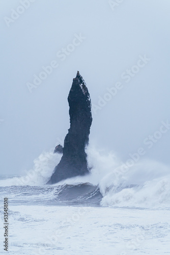 Obraz na płótnie The sea hits the rocks with great violence in iceland w salonie
