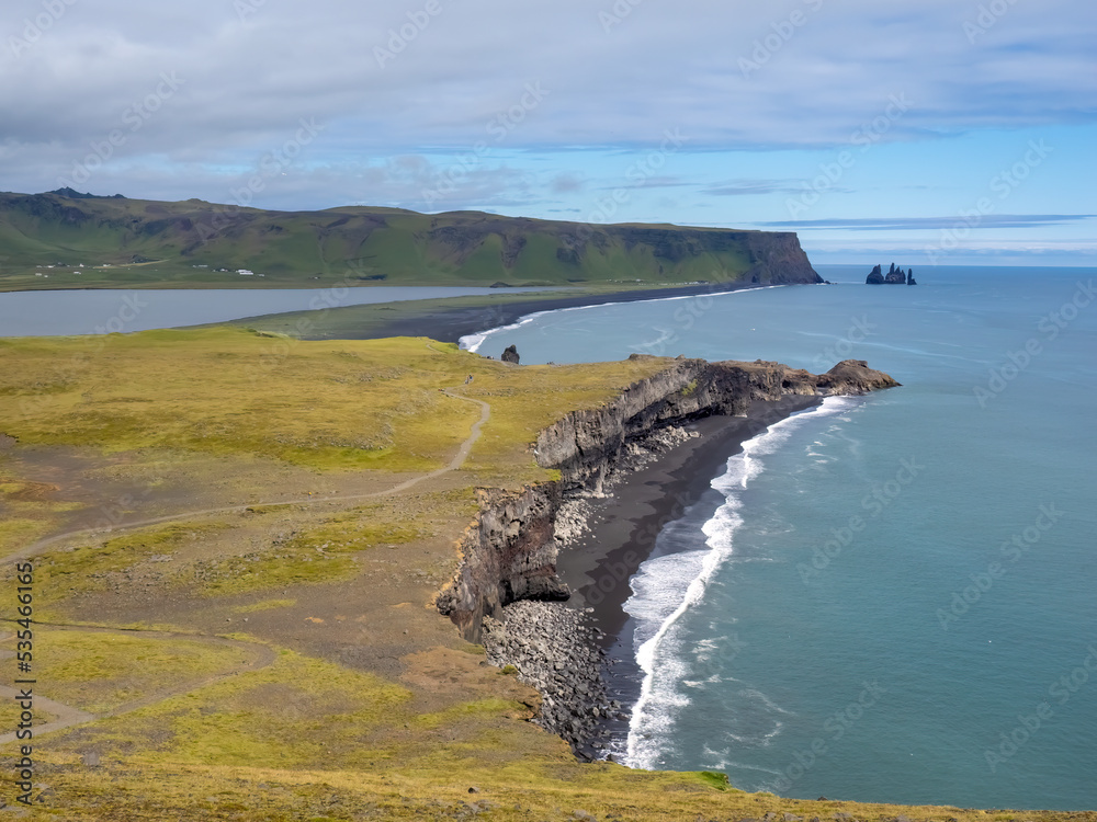 Foto de The iconic black sand beaches of Reynisfjara and the sea stacks ...