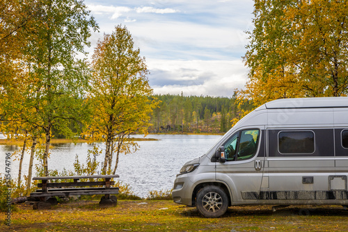Wohnmobil im herbst am See, buntes Laub