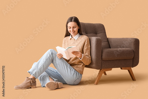 Beautiful woman reading boo...