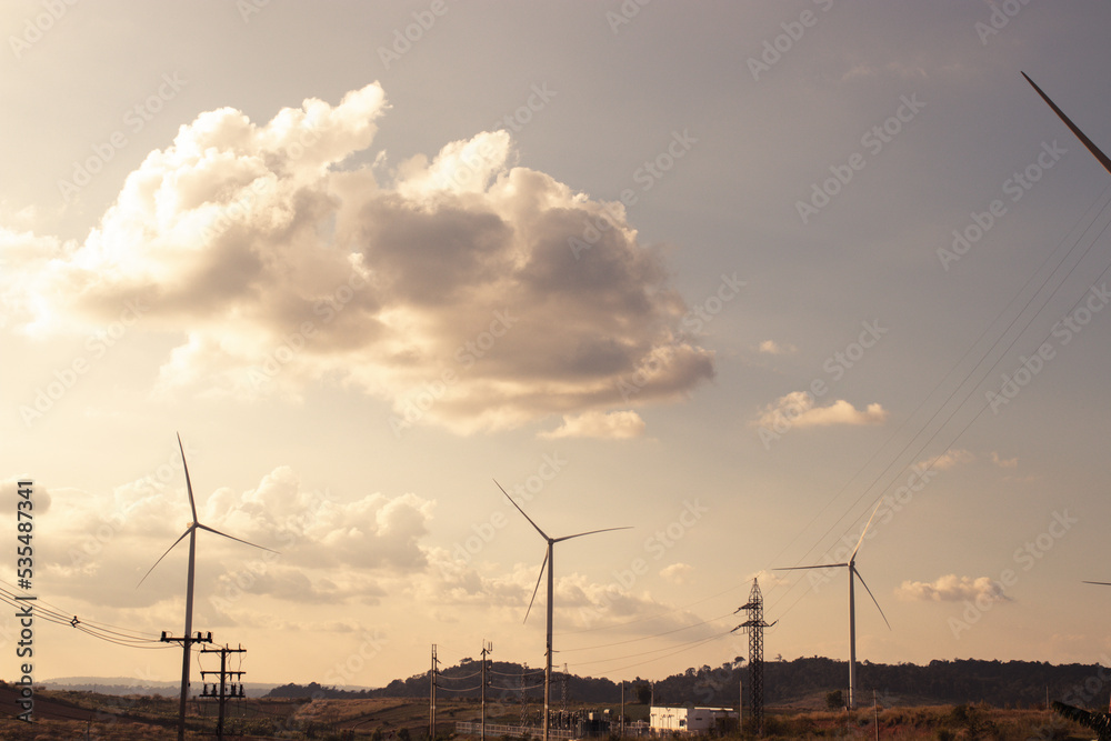 Obraz premium Wind turbine generate electricity with blue sky.