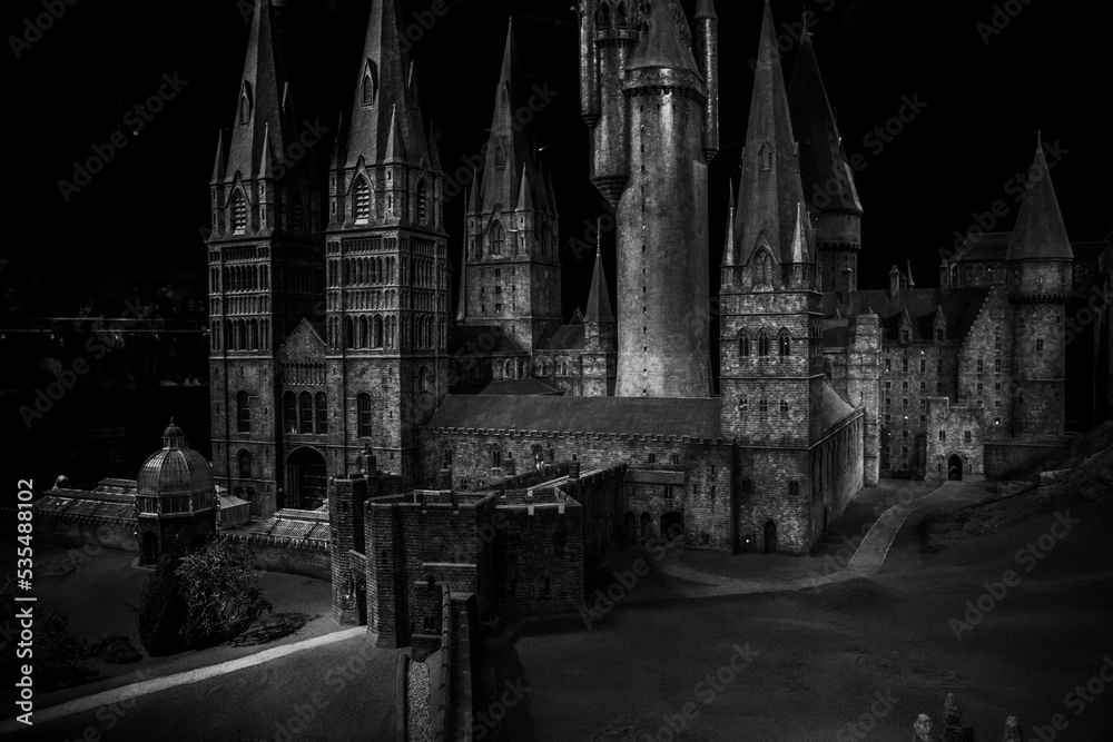 Fototapeta premium Grayscale shot of the Hogwarts Castle in the Harry Potter Warner Bros Studio Tour