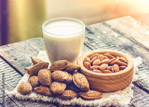 Obraz na płótnie Glass of almond milk and fresh unpeeled almonds w salonie