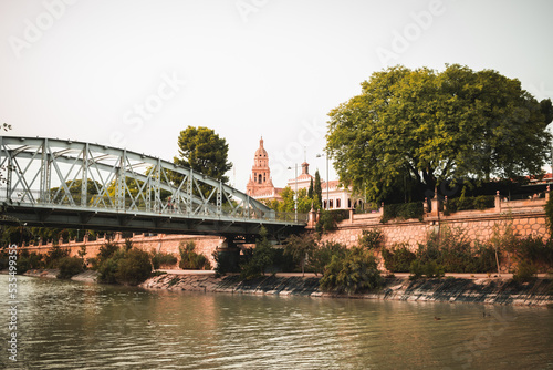 Fotos desde el río Segura en centro de la Ciudad de Murcia, donde se puede ver los puentes y parte de la Catedral junto con algunos edificios históricos y emblemáticos de esta ciudad histórica 