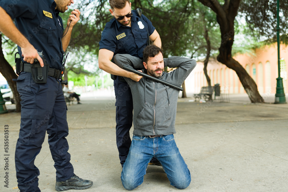 Φωτογραφία Angry police officers arresting a violent young man