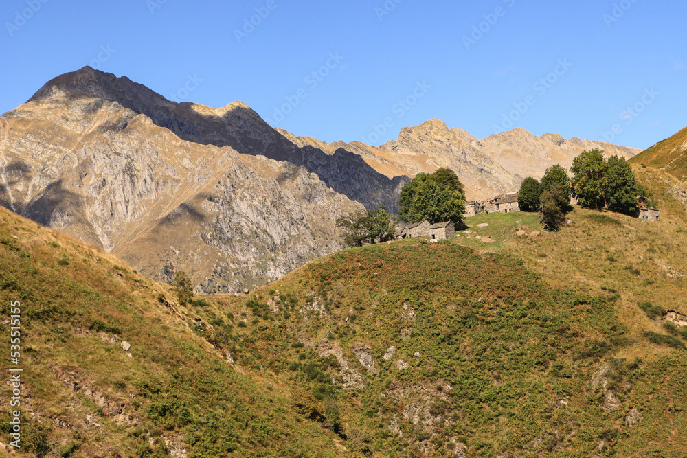 Idyllische Alpenlandschaft oberhalb vom Comer See; Alpe Piaghedo mit Monte Cardinello 