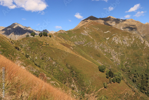 Traumhafter Septembertag in den Bergen über Gravedona (Comer See); Monte Cardinello und Monte Duria über dem halb verlassenen Bergdorf Piaghedo, Lepontiner Alpen