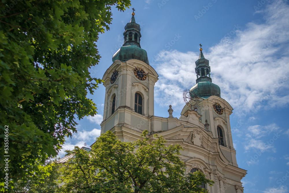 Kirche Karlsbad Sommer blauer Himmel