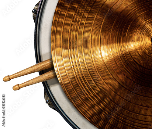 Foto Close-up of a golden colored cymbal on a snare drum with two wooden drumsticks, isolated on transparent background
