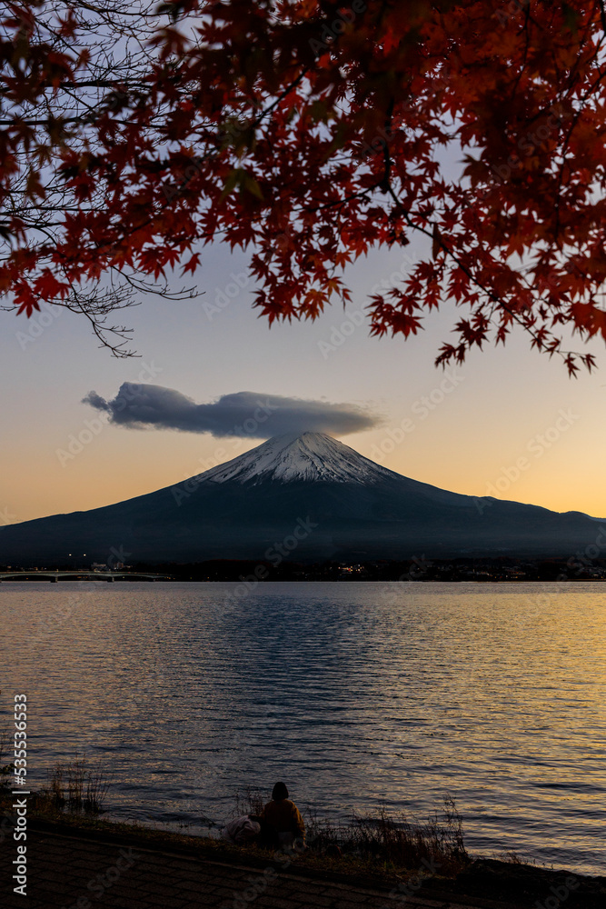 秋の季節に眺める紅葉と富士山と湖
