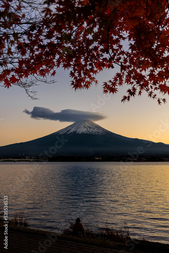 秋の季節に眺める紅葉と富士山と湖