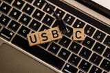 NApis USB C leżący na klawiaturze laptopa