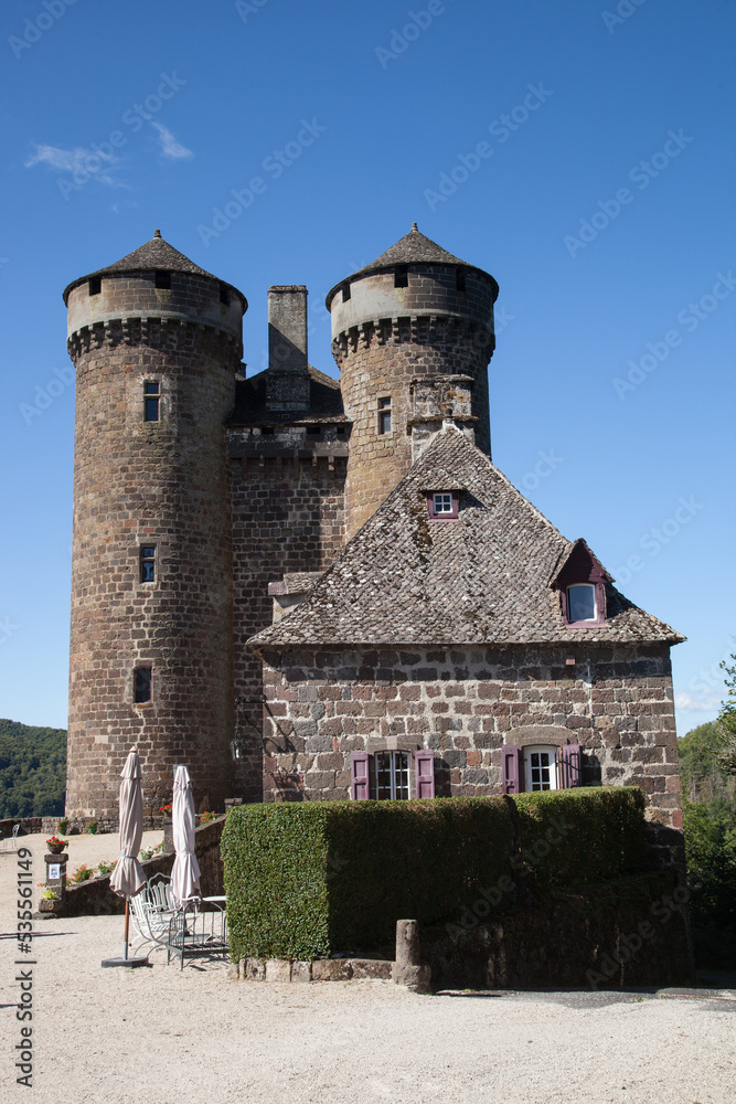 Le château du village de Tournemire bâti en pierre volcanique