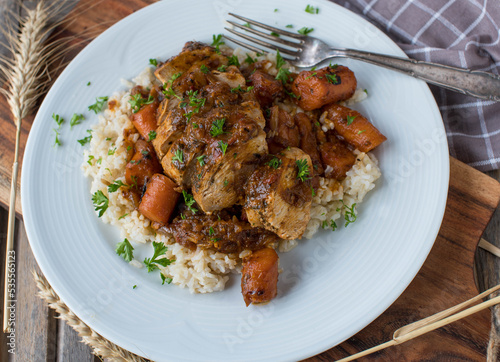 Braised chicken breast with vegetables, sauce and brown rice