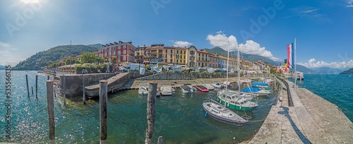 Tableau sur toile Picture of the harbour of Connobio on Lake Maggiore
